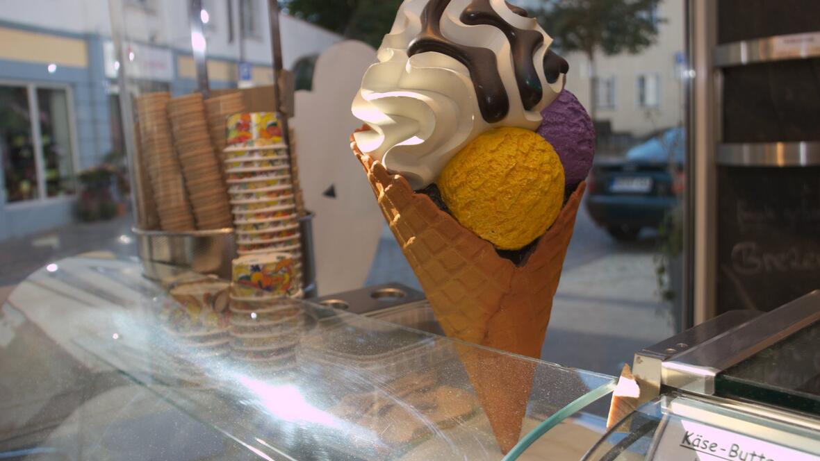 eis-in-der-franziskanerstrasse-in-neuburg