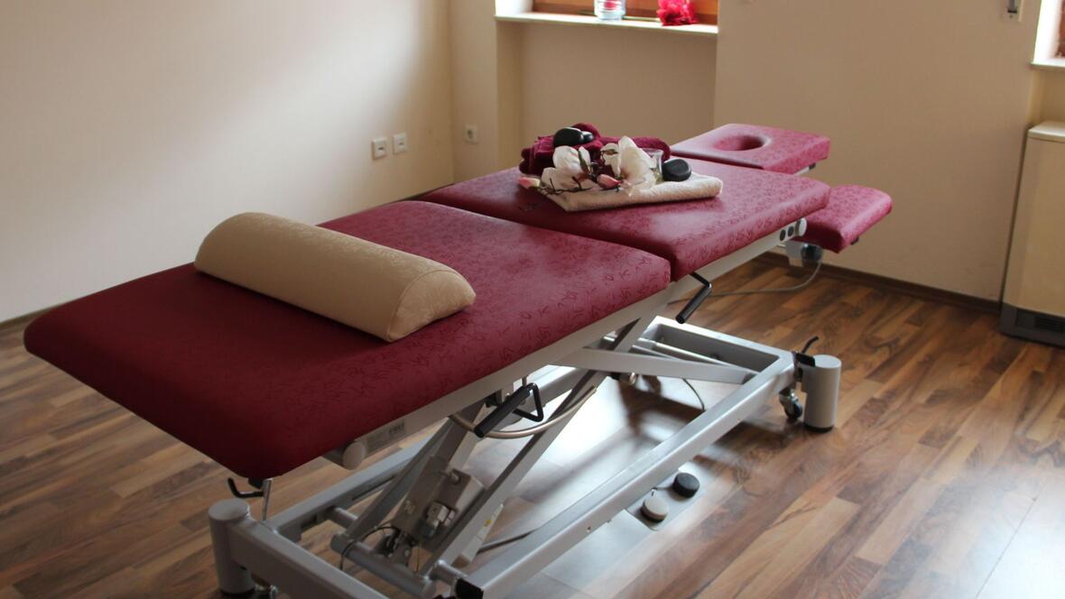 dieter-geier-praxis-fuer-physiotherapie-neuburg-rote-bequeme-massageliege