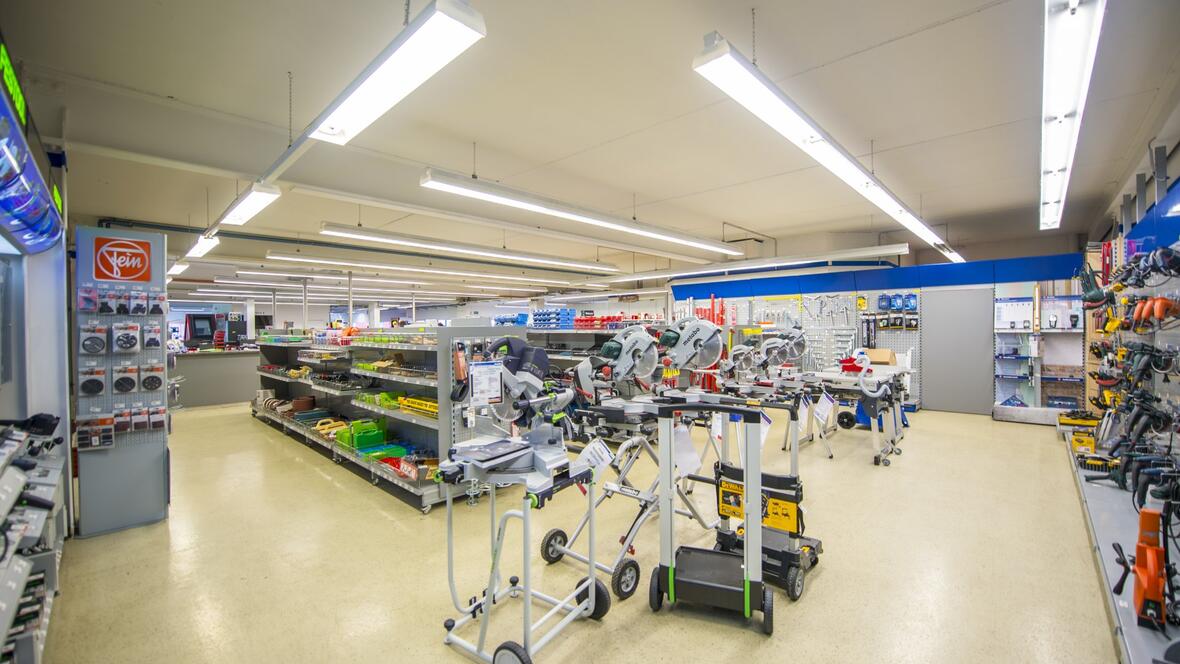 gut-beleuchtete-verkaufsflaeche-innen-mit-grossem-angebot-an-werkzeugen